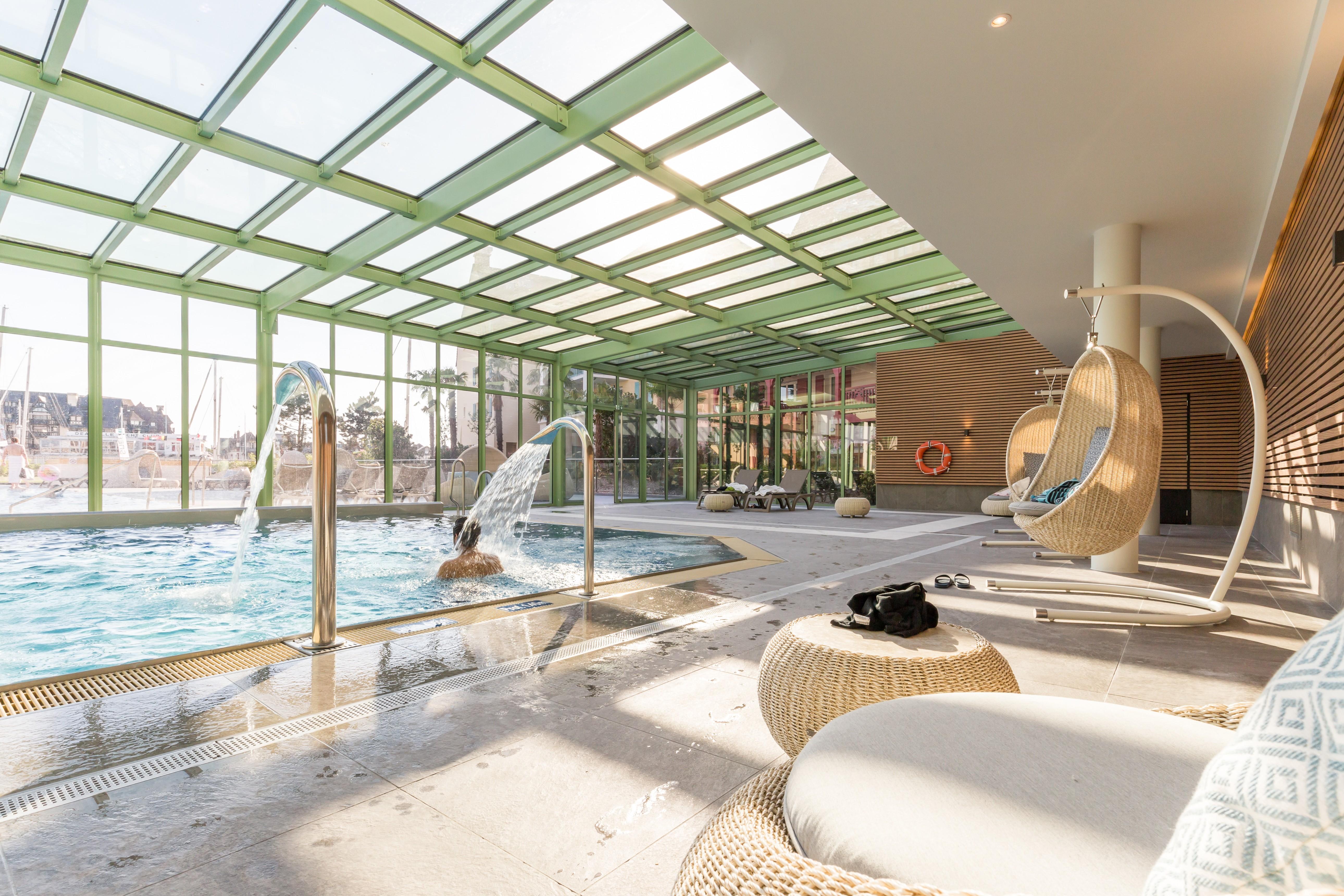 Residence Pierre & Vacances Premium Presqu'Ile De La Touques Deauville Ngoại thất bức ảnh The pool at the 100 East 53rd Street building
