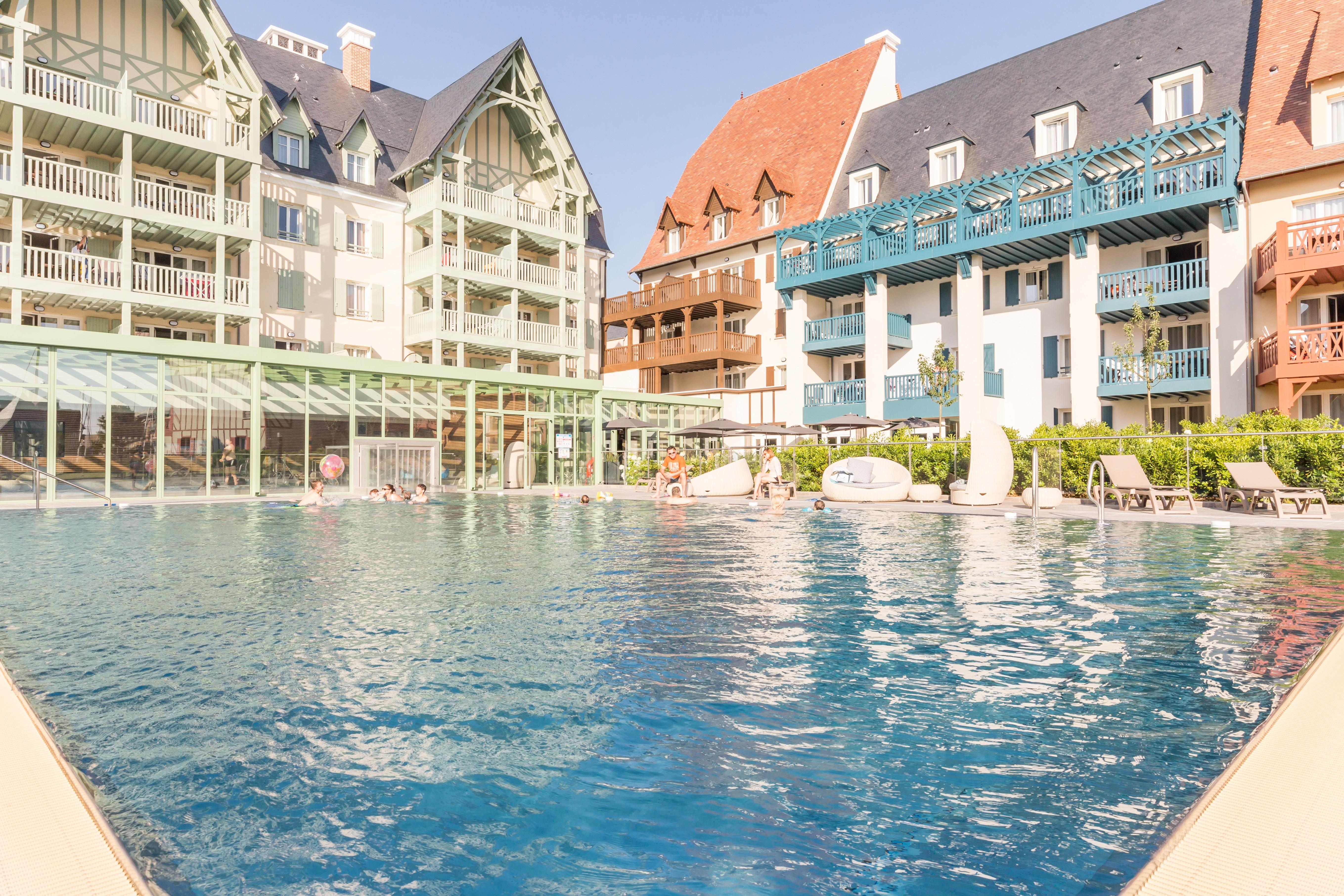 Residence Pierre & Vacances Premium Presqu'Ile De La Touques Deauville Ngoại thất bức ảnh The swimming pool at the hotel