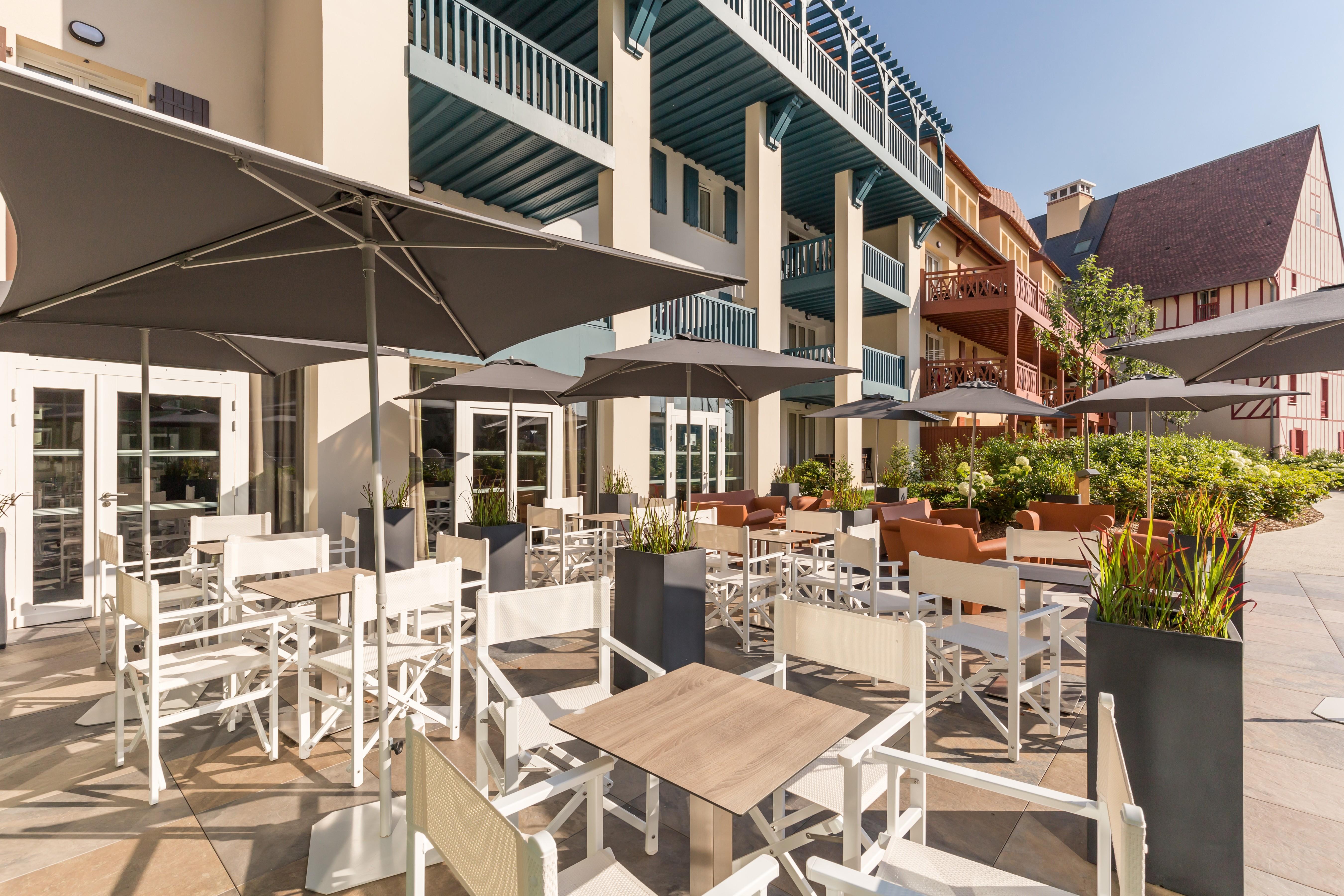 Residence Pierre & Vacances Premium Presqu'Ile De La Touques Deauville Ngoại thất bức ảnh The hotel's terrace