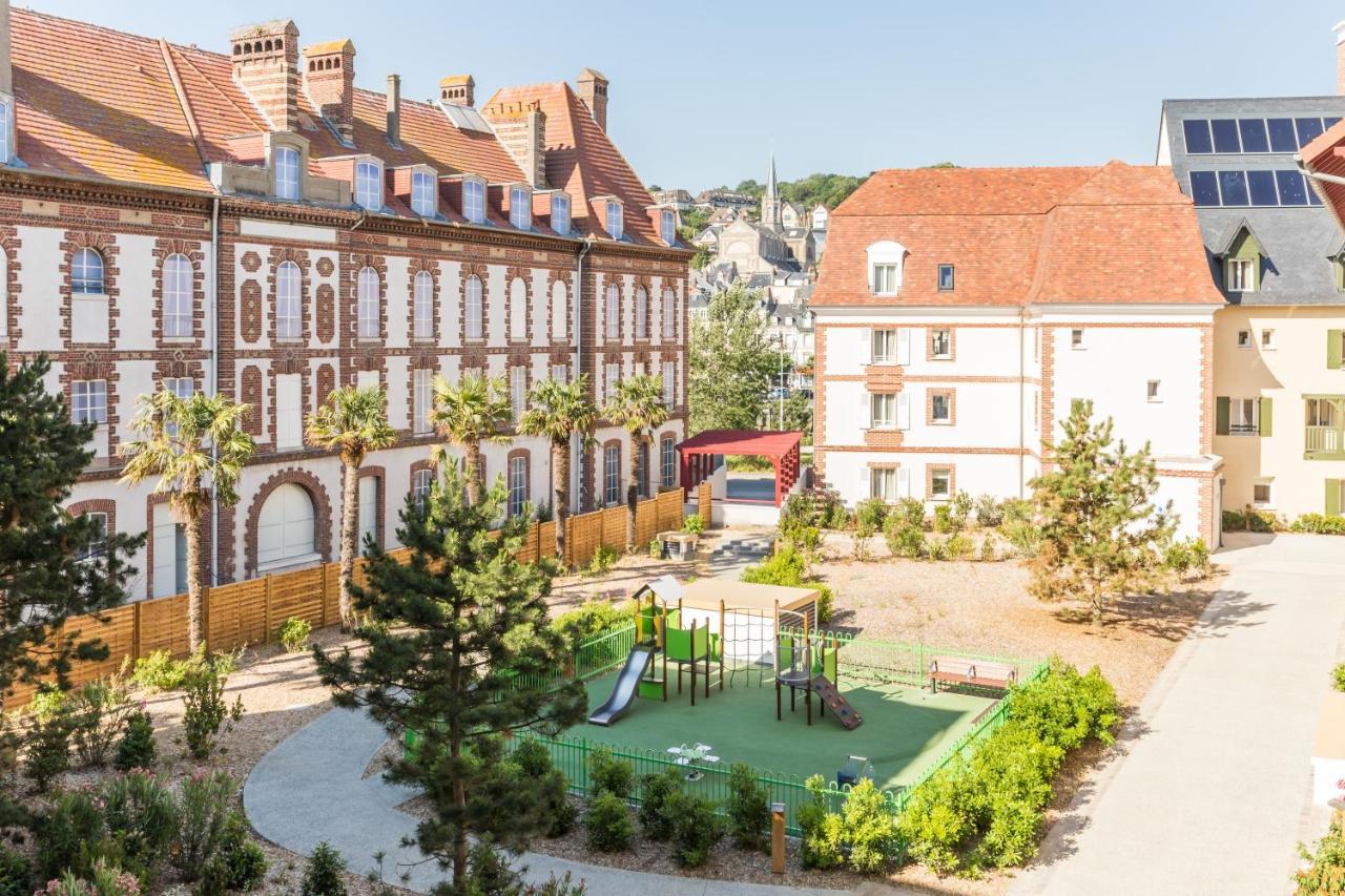Residence Pierre & Vacances Premium Presqu'Ile De La Touques Deauville Ngoại thất bức ảnh The square in front of the school
